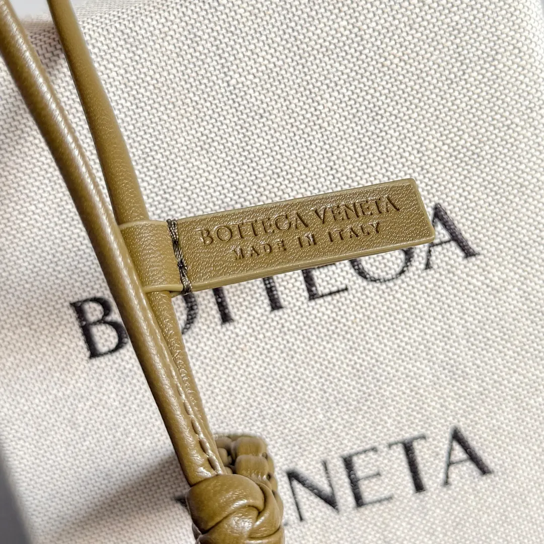 Batch 420 Let’s see what new cute little thing BV has released~ It’s this letter pendant, which is different from the puppy pendant. The weaving of this letter is more three-dimensional, and the material is very solid, and it is not easy to deform even if it is folded. Style number: F